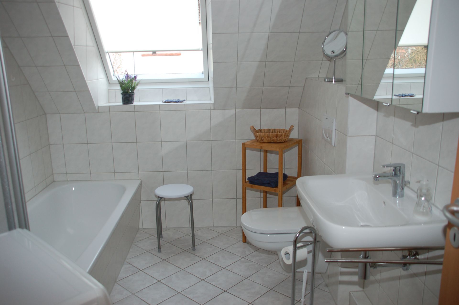 Ferienwohnung • West • 4.5, Bad mit Wanne 